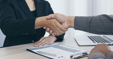 Nowe przepisy i dofinansowanie dla pracodawców. Skorzystają na tym osoby 50+