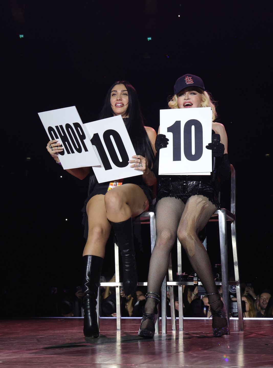 Madonna z córkami na scenie