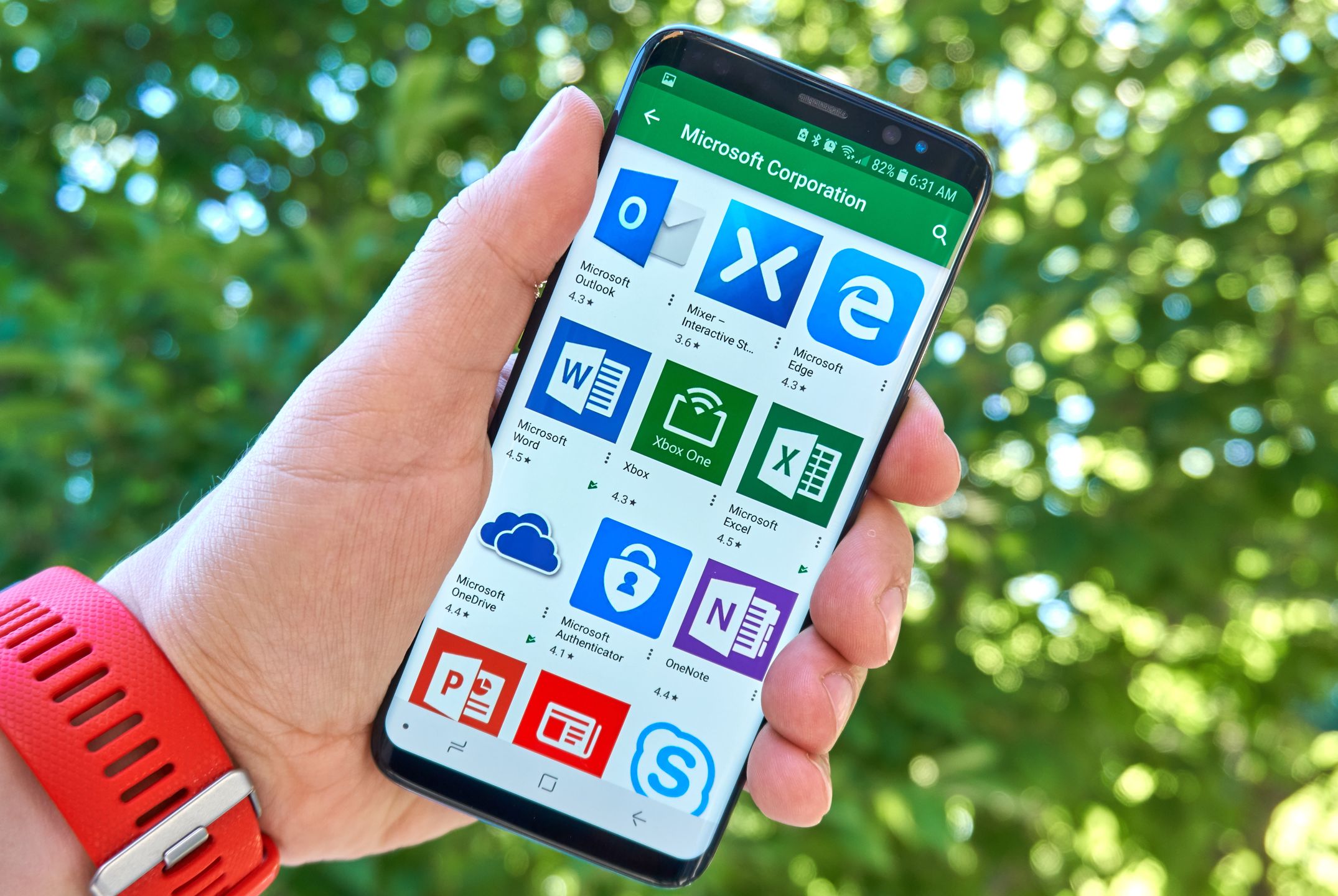 Microsoft 365 to w sumie aż 7 aplikacji (Word, Excel, PowerPoint, OneNote, Teams, Skype, OneDrive) oraz dodatki takie jak aplikacja Family Safety, służąca do m.in. zapewnienia bezpieczeństwa dzieci w internecie, czy rozszerzenie Redaktor.