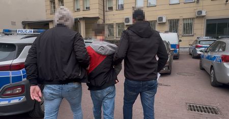 Brutalny atak pseudokibiców w centrum Warszawy. 15-latek pobity i upokorzony