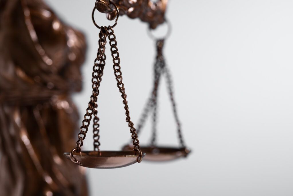 Przasnysz: Akt oskarżenia po nocnym ataku na auta. Cztery uszkodzone samochody i znieważeni policjanci