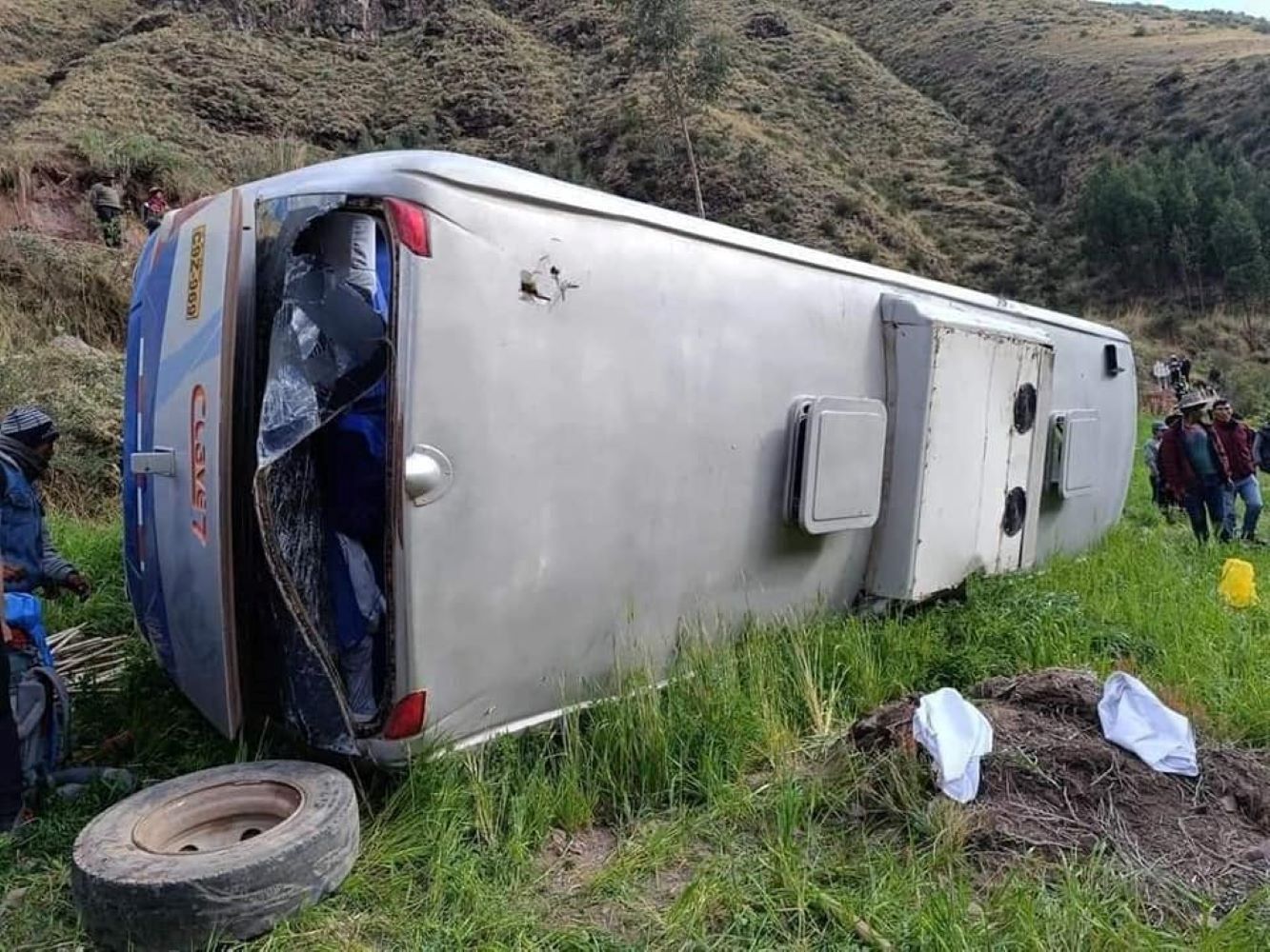 Turyści wracali z wycieczki, autokar wypadł z drogi. Jedna osoba nie żyje, czworo Polaków rannych