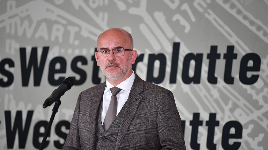 Gdańsk, 23.09.2021. Dyrektor Muzeum II Wojny Światowej dr hab. Grzegorz Berendt podczas konferencji prasowej nt. realizacji inwestycji budowy Muzeum Westerplatte i Wojny 1939, 23 bm. w Muzeum II Wojny Światowej w Gdańsku. (sko) PAP/Adam Warżawa