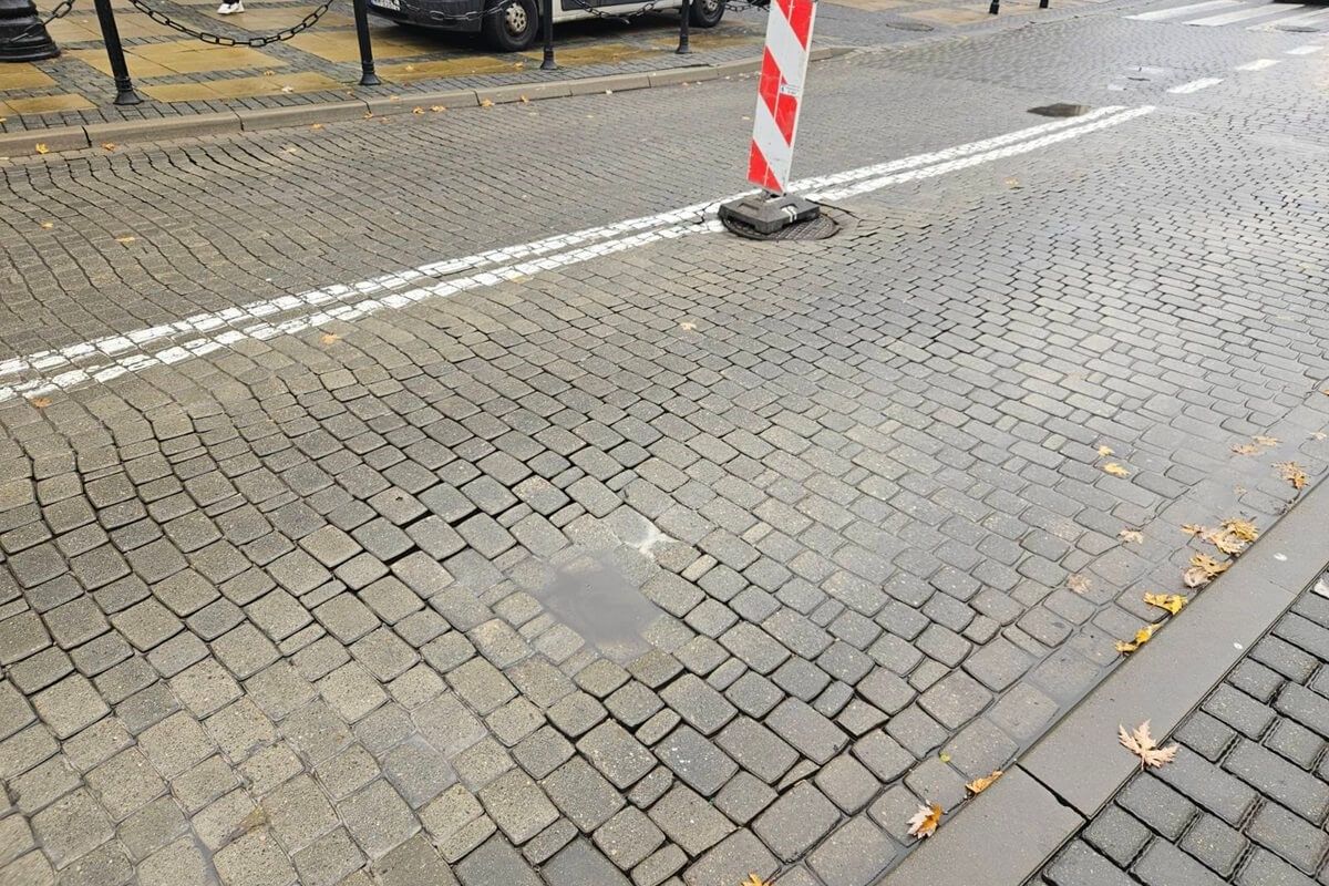 Zapadła się nawierzchnia jezdni na ul. Królewskiej