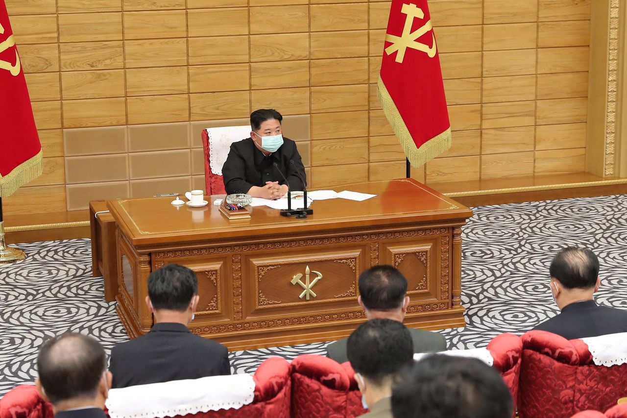 Kim Dzong Un walczy z "gorączką". Setki tysięcy ludzi zakażonych