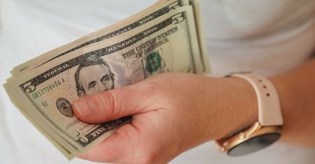 Dolar blisko rekordu. Co się dzieje?