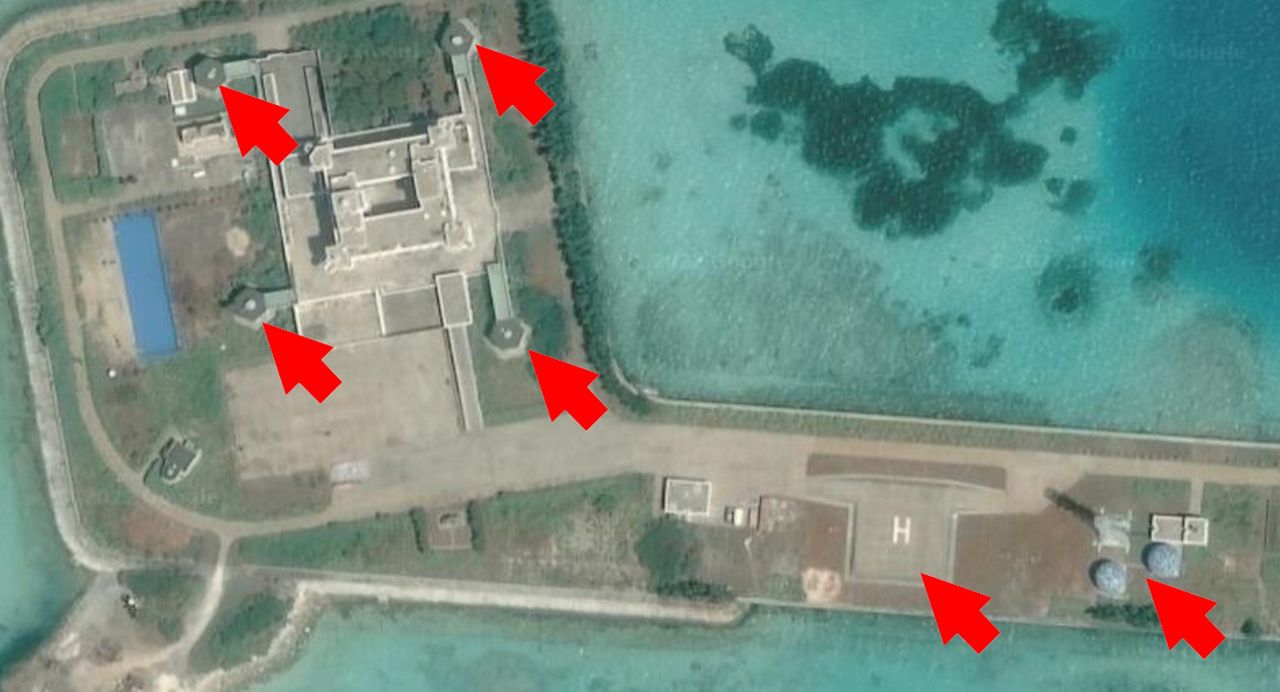 Chińska baza na jednej z raf atolu Union Bank na wyspach Spratley. Strzałkami zaznaczone systemy broni, lądowisko dla śmigłowców i maszty komunikacyjne