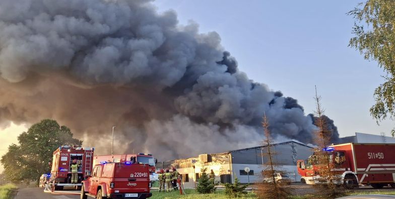 Gigantyczny pożar zakładu produkującego paluszki. 200 strażaków w akcji