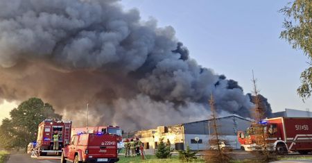 Gigantyczny pożar zakładu produkującego paluszki. 200 strażaków w akcji