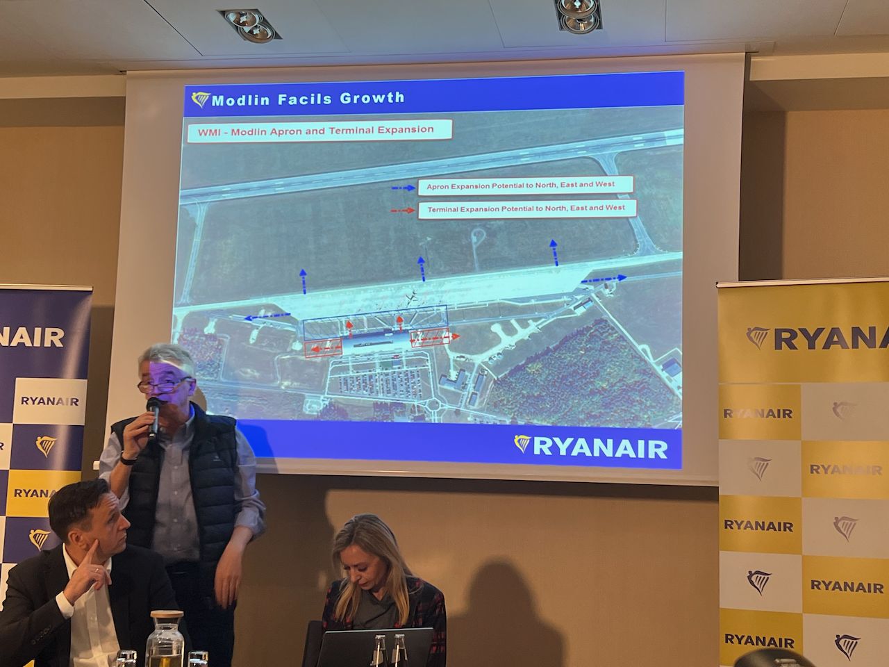 Michael O'Leary pokazuje plan rozbudowy lotniska Warszawa-Modlin