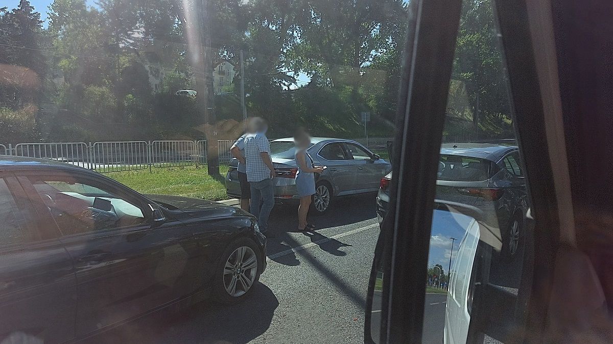 Kolizja czterech aut przed przejściem dla pieszych na ul. Mełgiewskiej