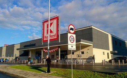 Kaufland podnosi płace. Kolejna sieć walczy o pracowników