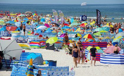 Koniec z parawanami na plaży? Władze Darłowa chcą ich zakazać