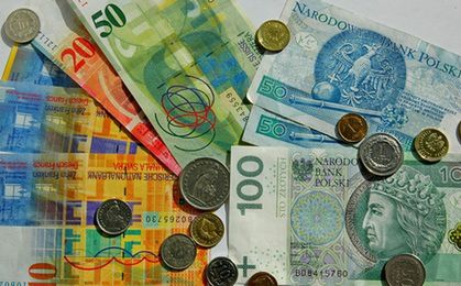 Złoty nadal słabnie. Dolar i frank szwajcarski powyżej 4 złotych