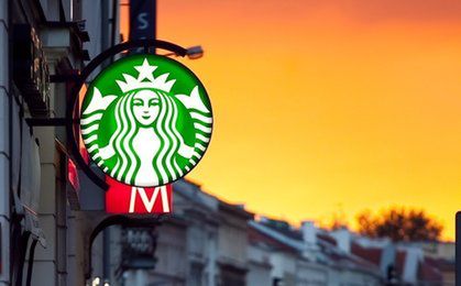 Starbucks zgasi swoje szyldy na godzinę