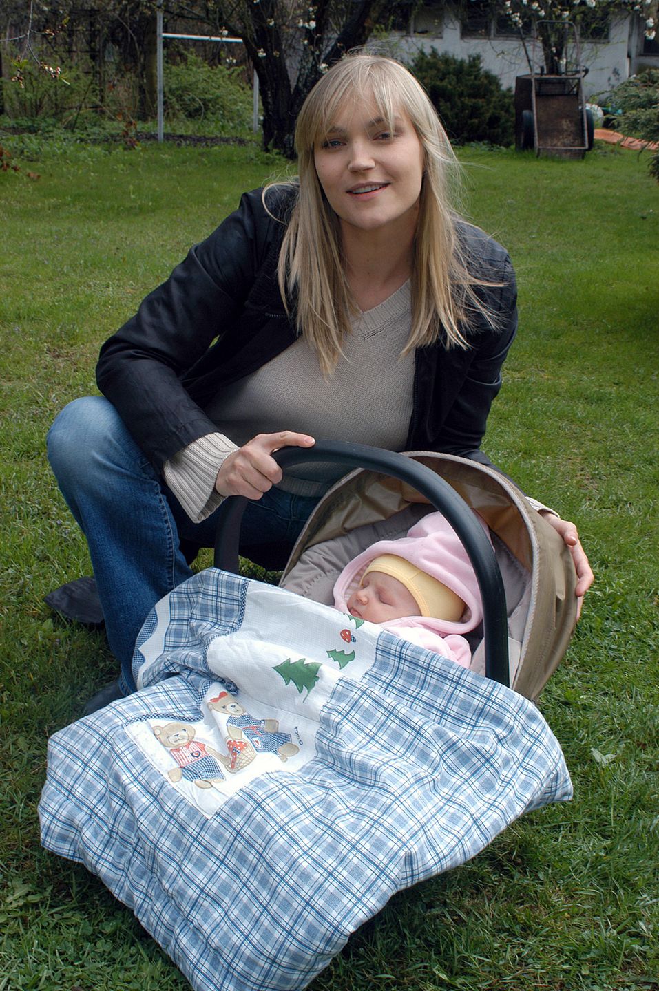 M jak mi³oæ
serial obyczajowy, Polska 2005
scena z: Dominika Figurska
SK: kwiecieñ 2005, plan filmowy, Dominika Figurska z córk¹ Matyld¹
fot. Mikulski/AKPA