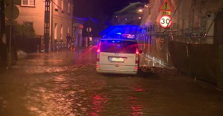 “Buduje się, ale nikt nie myśli o odwodnieniu”. Zalane drogi w Zielonce pod Krakowem