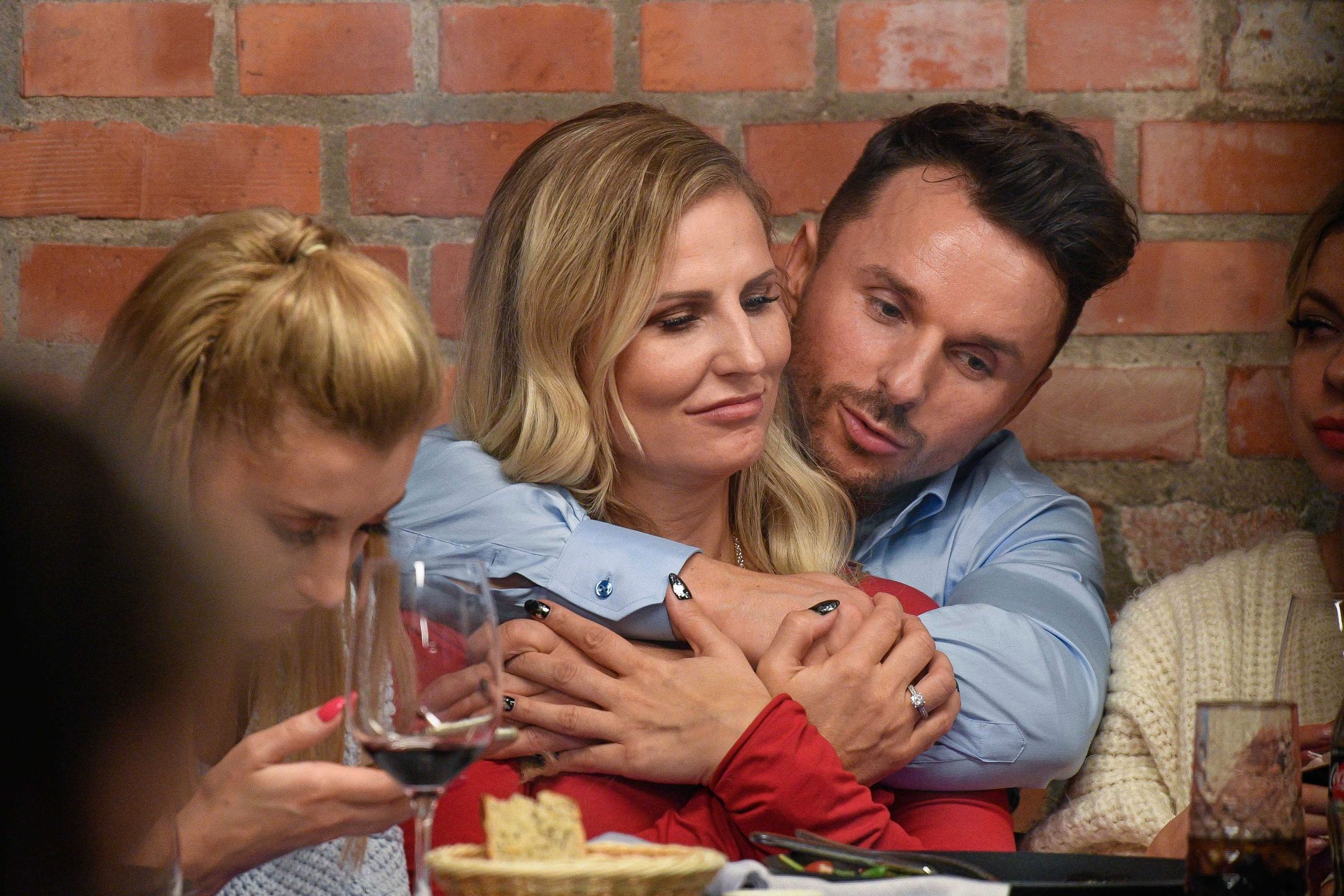 Dominika Tajner-Wiśniewska i Qczaj przytulają się w restauracji