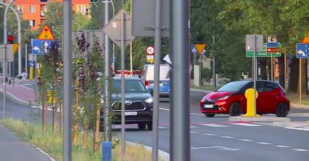 Na sali rozpraw zdjęli mu kajdanki, wtedy “przeskoczył przez barierki i wybiegł z sądu”. Trwa obława