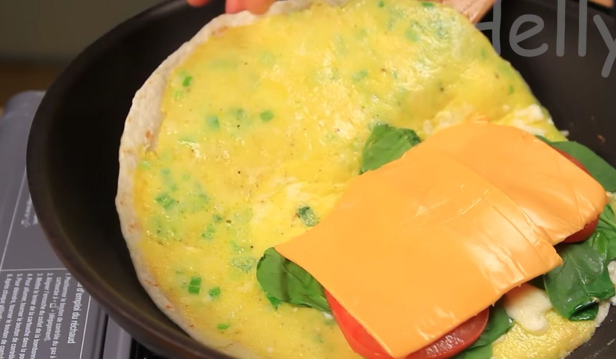 Szybkie śniadanie z tortilli - Pyszności; foto: kadr z materiału na kanale YouTube: Helly's Simple Recipe