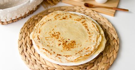 Tych naleśników nie trzeba smażyć. Wychodzą cieniutkie, delikatne i elastyczne