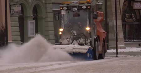 „Do tej pory najdroższa zima w historii Krakowa”. Stolica Małopolski walczy ze śniegiem