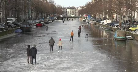 Holendrzy wykorzystali atak mroźnej zimy, by… pojeździć na łyżwach po zamarzniętych kanałach w Amsterdamie