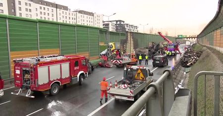 Wypadek i pożar ciężarówki na S8 w Warszawie.