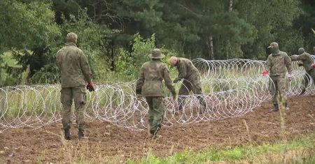 Drut kolczasty na granicy z Białorusią. Ułożono już ponad 100 kilometrów