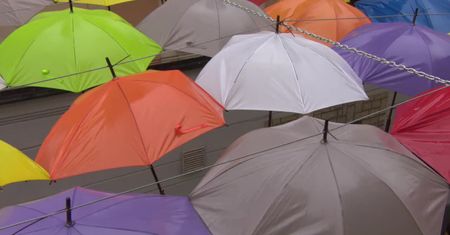 Miasto zawiesiło kolorowe parasolki. Radny PiS uważa, że to “inscenizacja tęczowej flagi”