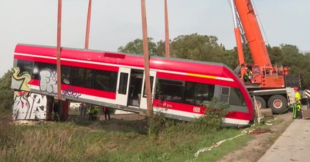 Niemiecki pociąg po zderzeniu z ciężarówką leżał na nasypie przez dwa miesiące. Teraz go usunięto