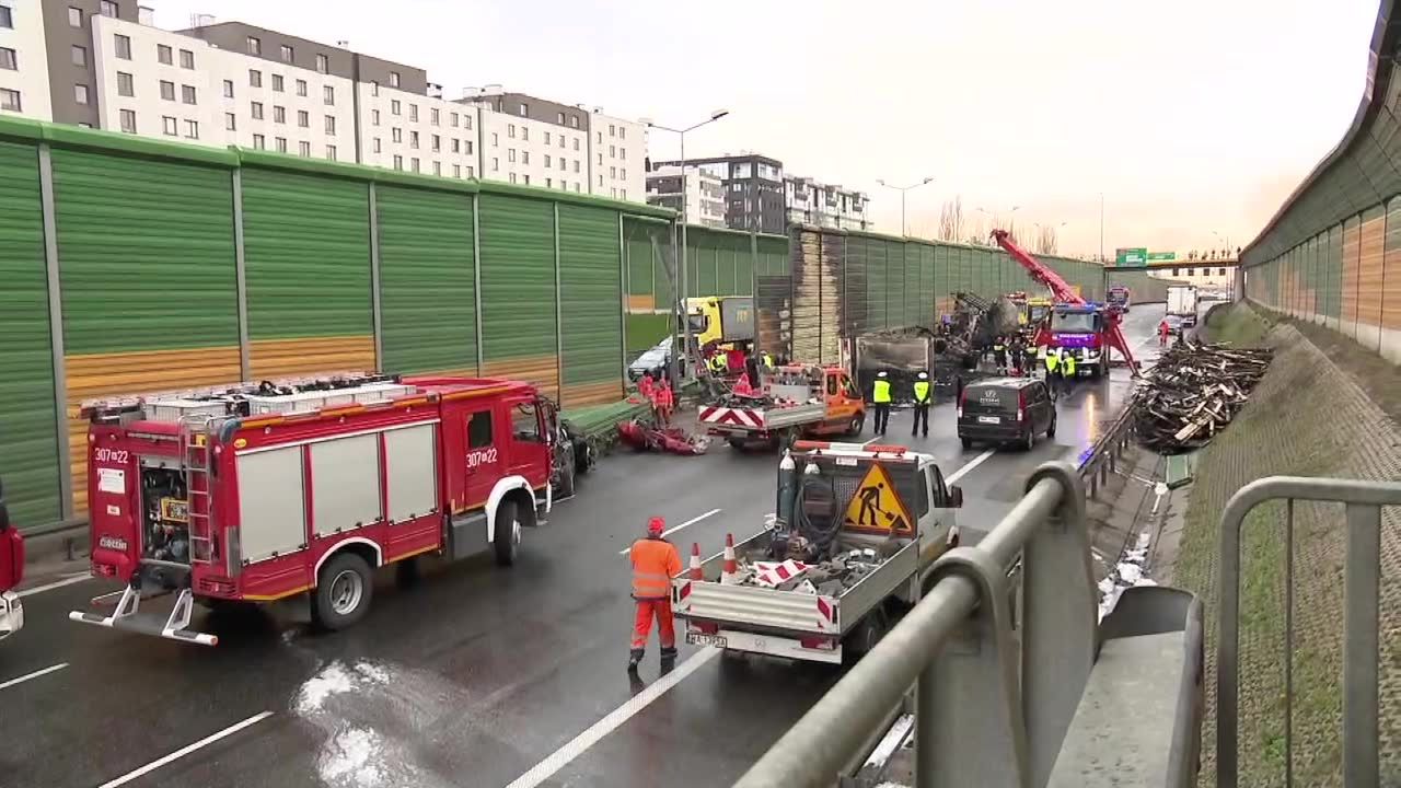 Wypadek i pożar ciężarówki na S8 w Warszawie.