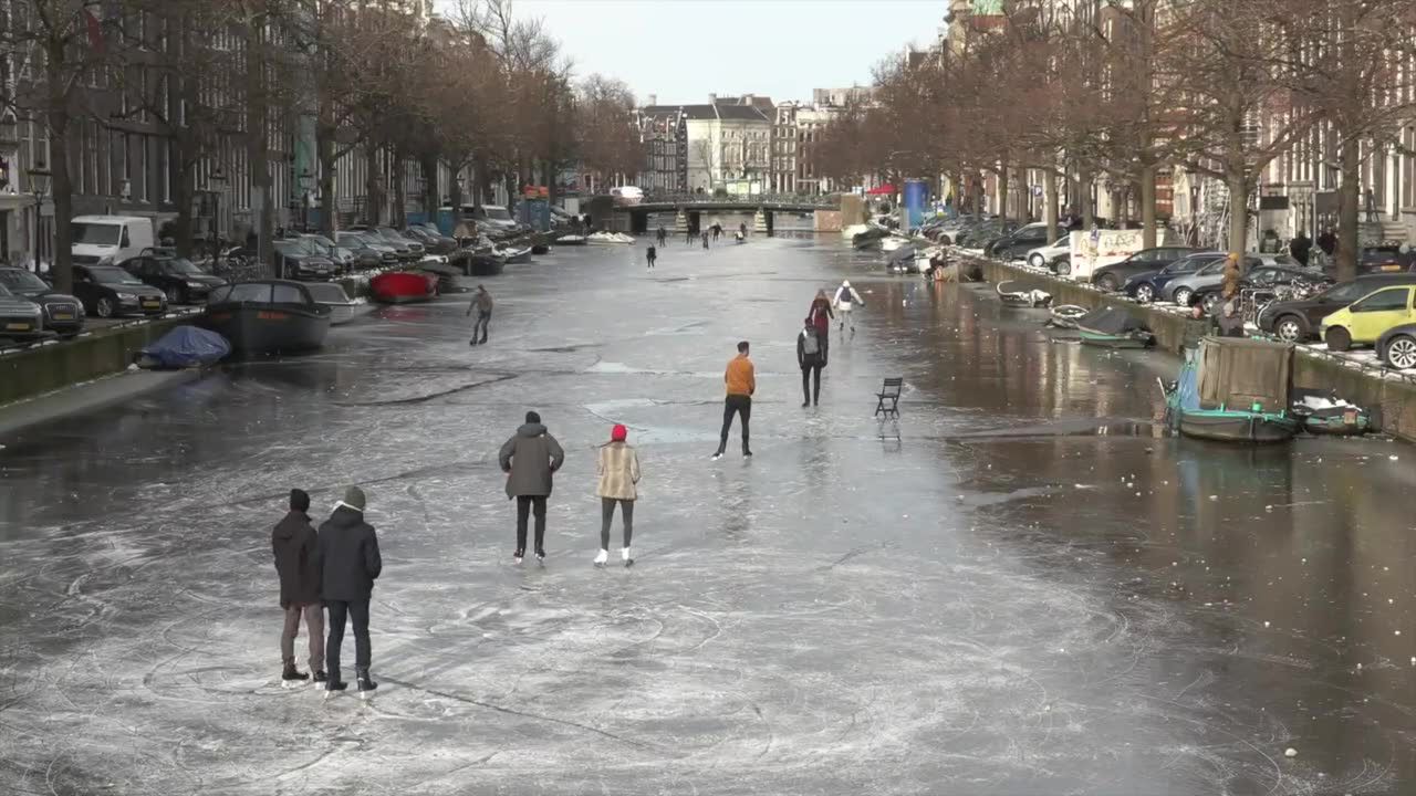 Holendrzy wykorzystali atak mroźnej zimy, by… pojeździć na łyżwach po zamarzniętych kanałach w Amsterdamie