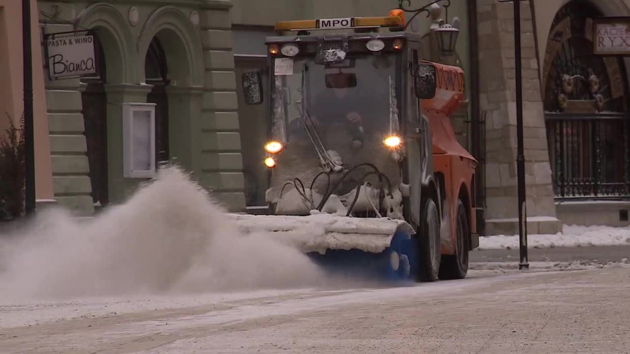 „Do tej pory najdroższa zima w historii Krakowa”. Stolica Małopolski walczy ze śniegiem