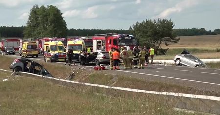 Zderzenie trzech aut na Pomorzu. Dziewięć osób, w tym czworo dzieci, rannych