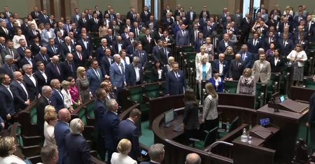 “Nie o zemstę, lecz o pamięć wołają ofiary”. Posłowie uczcili minutą ciszy ofiary rzezi wołyńskiej