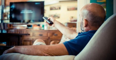 Jak dużo Polacy oglądają TV? Badania nie pozostawiają złudzeń