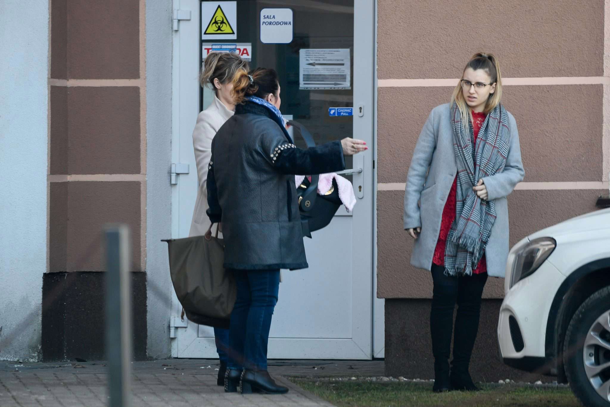 Daniel Martyniuk odebrał żonę i dziecko ze szpitala w towarzystwie matki i teściowej
