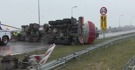 Na A1 przewróciła się ciężarówka. Kierowca miał 1,3 promila alkoholu w organizmie