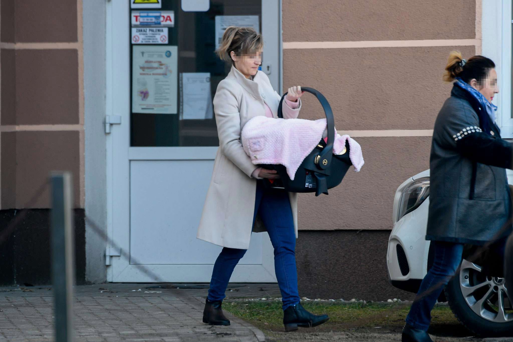 Daniel Martyniuk odebrał żonę i dziecko ze szpitala w towarzystwie matki i teściowej