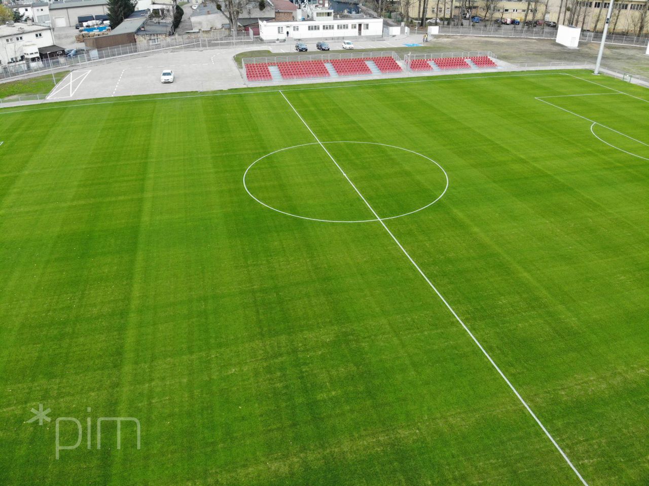 Nowa murawa, system nawadniania i drenażowy, oświetlenie – stadion przy ul. Harcerskiej zmodernizowany