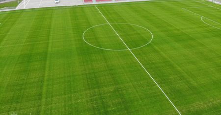 Nowa murawa, system nawadniania i drenażowy, oświetlenie – stadion przy ul. Harcerskiej zmodernizowany