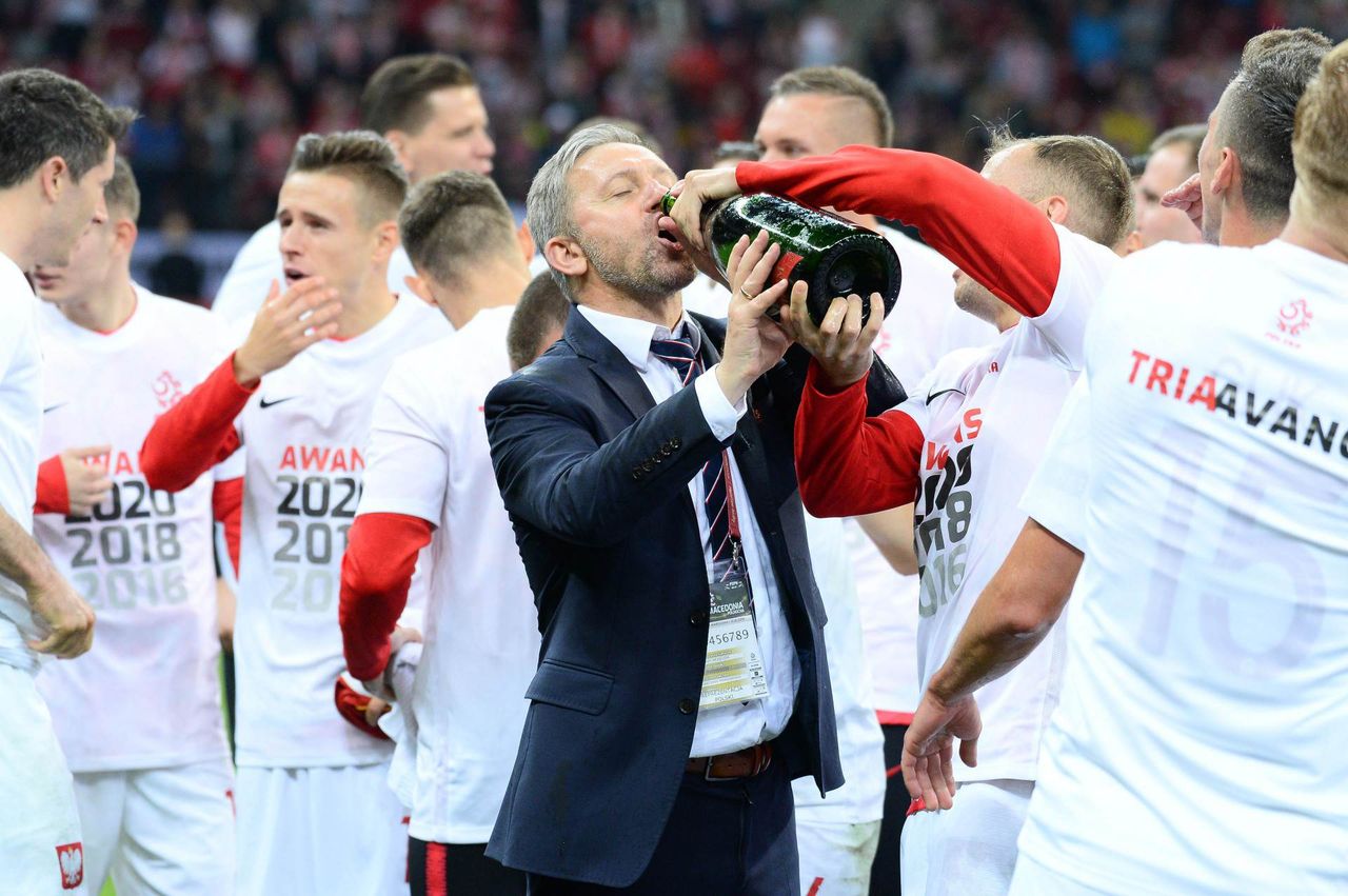 Jerzy Brzęczek z butelką szampana świętuje awans na EURO 2020