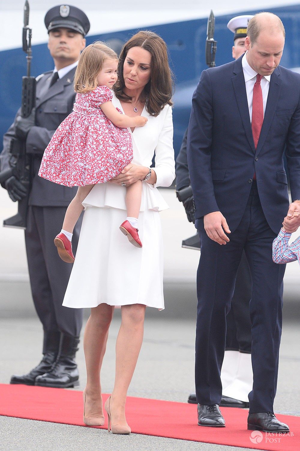 Księżna Kate w białej sukience z baskinką