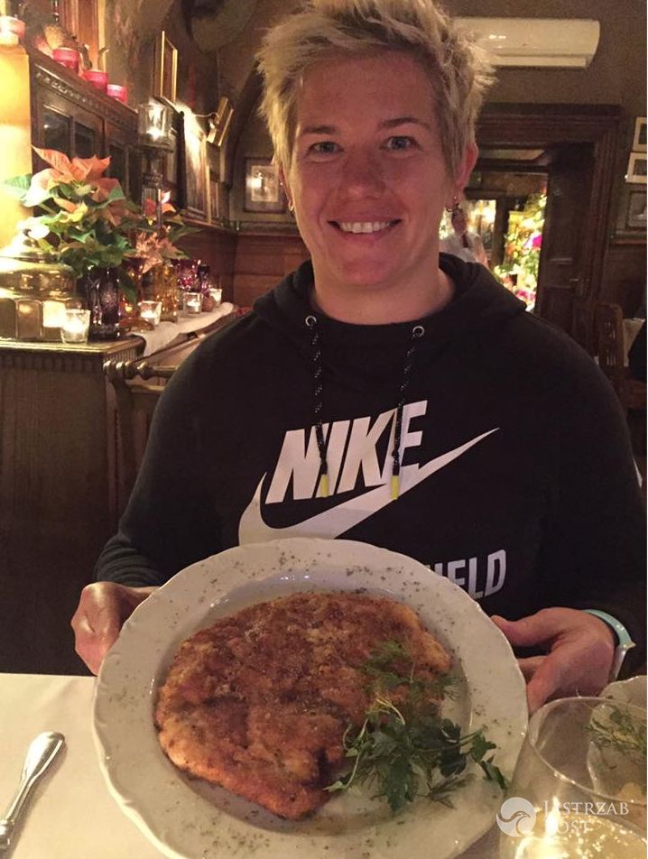 Anita Włodarczyk je kotleta schabowego w restauracji Magdy Gessler "U Fukiera" - Facebook