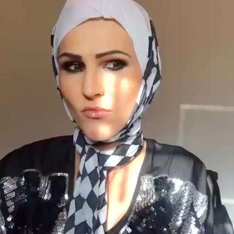 Agnieszka Chylińska z rajstopą na głowie