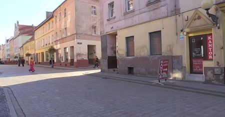 Napad na pracownika kantoru w Brzegu. Ranili go nożem i ukradli pół miliona złotych