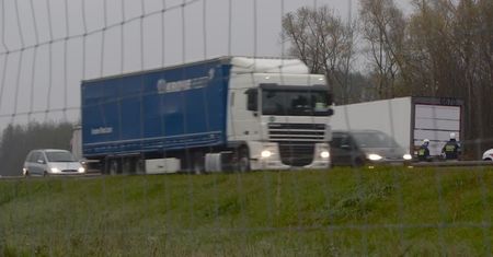 Karambol pod Białymstokiem. Zderzyły się cztery tiry i osobówka, na jezdnię rozlał się kwas siarkowy