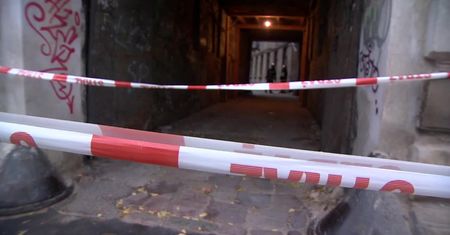 Ewakuacja kamienicy w Łodzi po tym, jak zarwał się strop i zaczęły pękać ściany