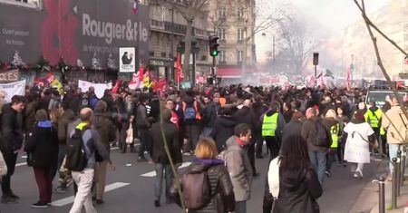 Sparaliżowany transport publiczny i szkoły. Tłumy demonstrantów na ulicach Paryża